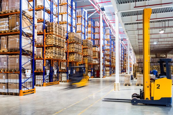 Logistiketiketten Logistiketiketten auf Paletten im Lager