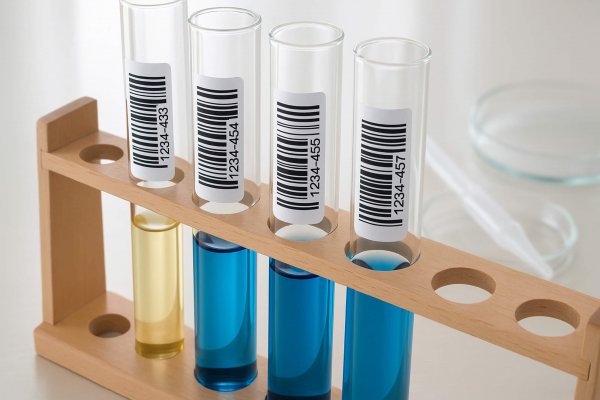 Selbstklebende Etiketten auf Rolle