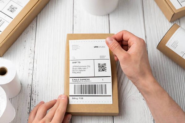 Versandetiketten auf Rolle